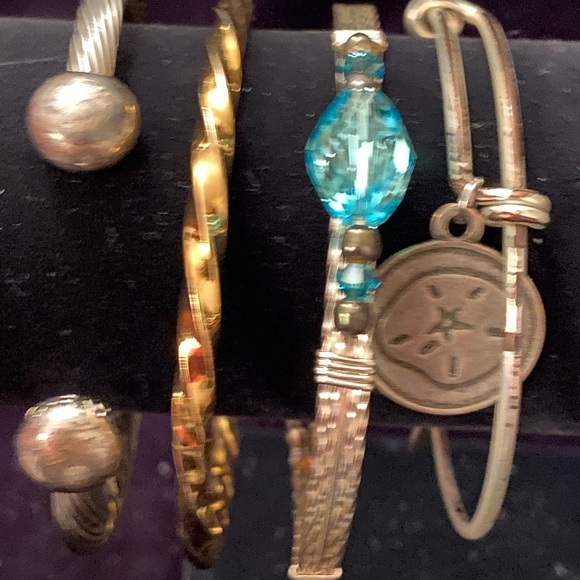 Lot of 4 bangle bracelets QRAY Deluxe Wellness Bracelet, Bella Ryann and more - Picture 3 of 6